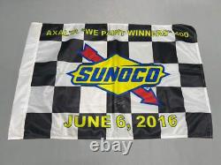 Kurt Busch #41 2016 Drapeau à damier de la victoire à Pocono signé par l'automobiliste Nascar