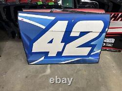 Kyle Larson #42 Panneau de Porte Utilisé lors de la Course Nascar 2017 Credit One Bank #941
