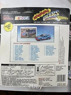 Lot de cartes collectionnables de voitures championnes de course NASCAR de Richard Petty et Bill Elliot.