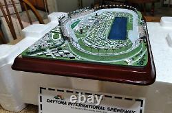 Modèle réduit à l'échelle du circuit de Daytona Speedway NASCAR Autorisé en excellent état ! Boîte originale avec certificat d'authenticité (COA)
