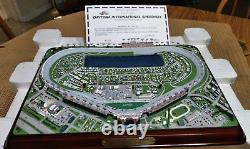 Modèle réduit à l'échelle du circuit de Daytona Speedway NASCAR Autorisé en excellent état ! Boîte originale avec certificat d'authenticité (COA)