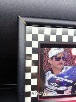 Morceau de pneu utilisé en course par Dale Earnhardt Sr au Daytona 500, encadré avec certificat d’authenticité, NASCAR n°3