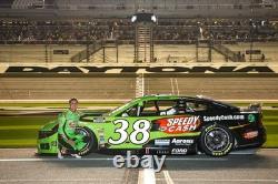 NASCAR #38 Zane Smith 2025 Panneau Latéral Utilisé en Course Speedy Cash Daytona 500