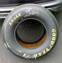 PNEU GOODYEAR UTILISÉ EN COURSE PAR DALE EARNHARDT SR. - SIGNÉ - NASCAR - AVEC CERTIFICAT D'AUTHENTICITÉ DÉTAILLÉ (D-2001)