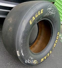 PNEU GOODYEAR UTILISÉ EN COURSE PAR DALE EARNHARDT SR. - SIGNÉ - NASCAR - AVEC CERTIFICAT D'AUTHENTICITÉ DÉTAILLÉ (D-2001)