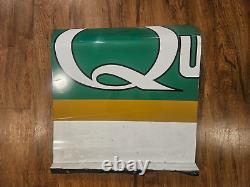 Panneau en tôle utilisé en course Quaker State signé par Daniel Suarez #99 NASCAR