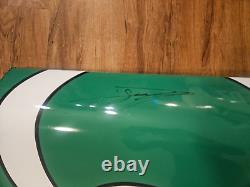 Panneau en tôle utilisé en course Quaker State signé par Daniel Suarez #99 NASCAR