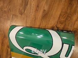 Panneau en tôle utilisé en course Quaker State signé par Daniel Suarez #99 NASCAR