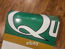 Panneau en tôle utilisé en course Quaker State signé par Daniel Suarez #99 NASCAR