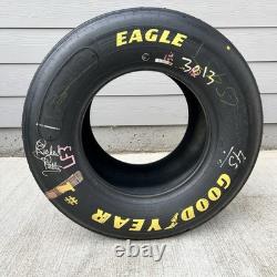 Pneu Goodyear Eagle utilisé en course NASCAR signé par Richard Petty - Objet de collection rare