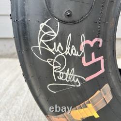 Pneu Goodyear Eagle utilisé en course NASCAR signé par Richard Petty - Objet de collection rare