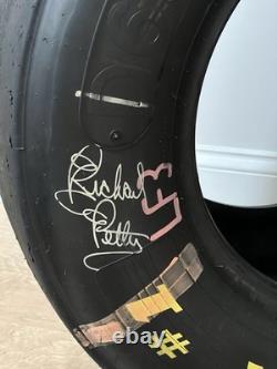 Pneu Goodyear Eagle utilisé en course NASCAR signé par Richard Petty - Objet de collection rare