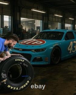 Pneu Goodyear Eagle utilisé en course NASCAR signé par Richard Petty - Objet de collection rare