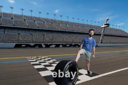 Pneu Goodyear Eagle utilisé en course NASCAR signé par Richard Petty - Objet de collection rare