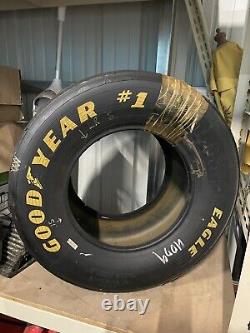 Pneu utilisé en course de Dale Earnhardt Jr avec lettre d'authenticité