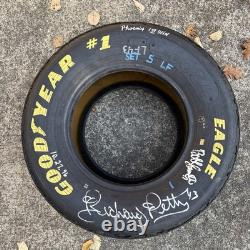 Pneu utilisé en course dédicacé de Richard Petty et Bobby Hamilton, vainqueur de Dura Lube 1996