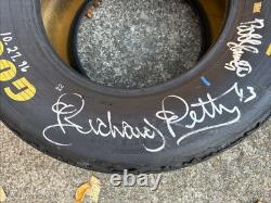 Pneu utilisé en course dédicacé de Richard Petty et Bobby Hamilton, vainqueur de Dura Lube 1996