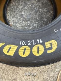 Pneu utilisé en course dédicacé de Richard Petty et Bobby Hamilton, vainqueur de Dura Lube 1996