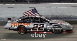 SIGNÉ Brad Keselowski #22 2010 Discount Tire Feuille de métal jour de course utilisée