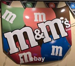 Support mural pleine taille pour capot M&M de l’équipe de course NASCAR, début des années 2000, incl.