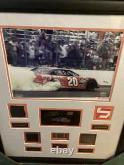 Tony Stewart Image montée Souvenirs Grande course utilisée Métal Pare-brise Combinaison Pneu