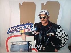 Vintage 1996 Dale Earnhardt Sr 3 Busch Beer Stand Up Cardboard NASCAR
  

<br/>Traduction en français: Carton debout NASCAR vintage 1996 Dale Earnhardt Sr 3 Busch Beer